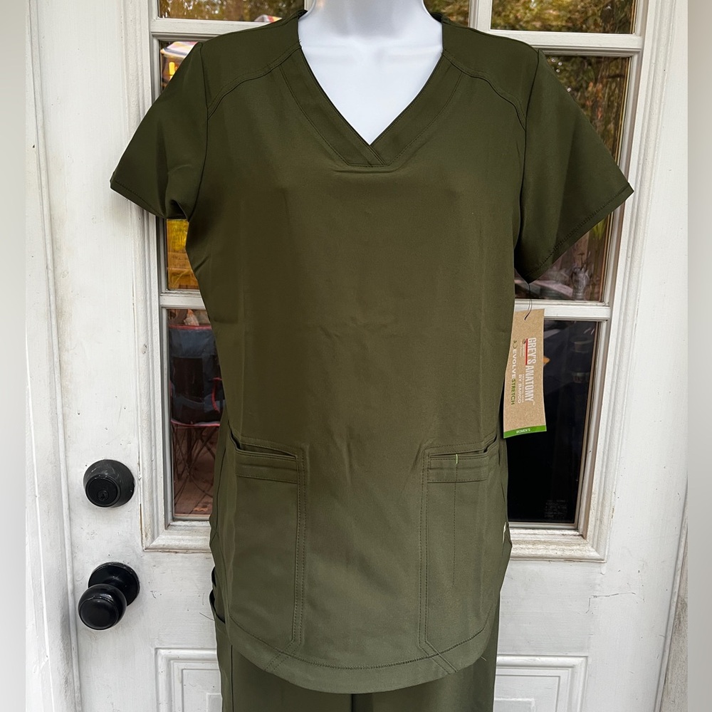 Grey’s Anatomy V-Neck Scrub Top With Matching Scrub Pants